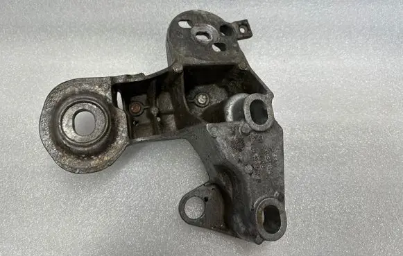 Engine mounting bracket