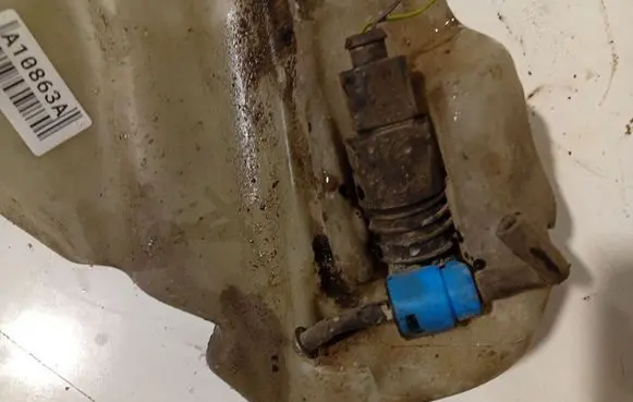 Volkswagen PASSAT B5 Windscreen/windshield washer pump