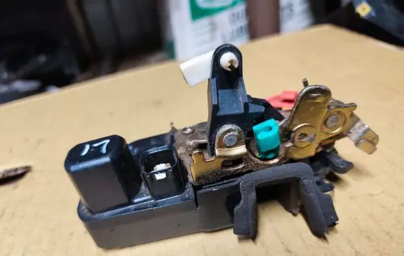 Chrysler 300 - 300C Front door lock