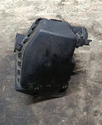 BMW 5 E60 E61 Air filter box 7577779