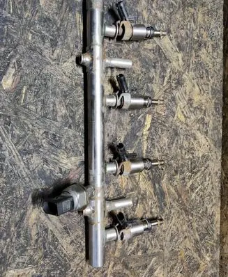 Volkswagen Jetta VI Fuel injector 06K133317H