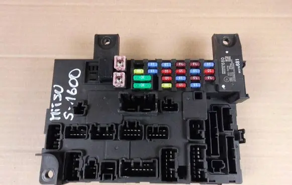 Mitsubishi Outlander Fuse module 8637B681
