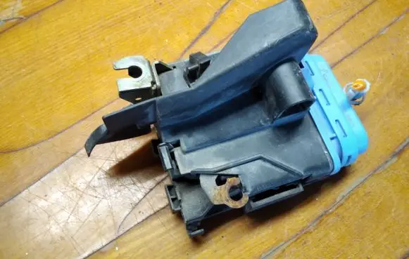 Audi A4 S4 B6 8E 8H Rear door lock 8D0839015A