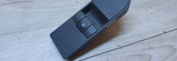 Opel Zafira B Electric window control switch 13228709