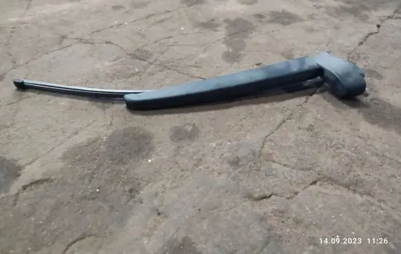 Rear wiper blade arm