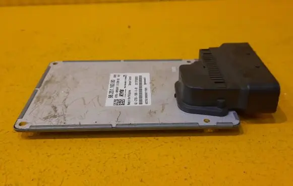 Peugeot 2008 I Air suspension control unit module (rear) 9825116380