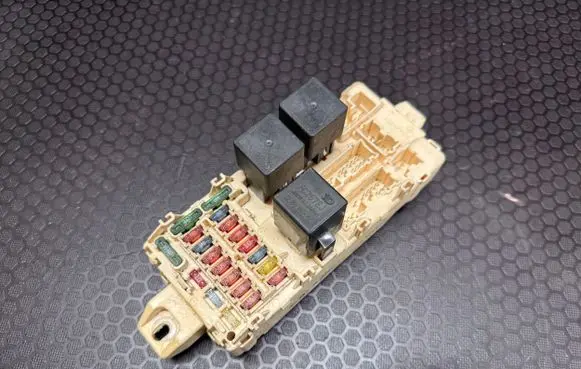 Mitsubishi Galant Fuse module 47638J23 0993