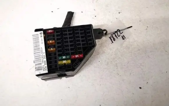 Volkswagen PASSAT B6 Fuse box set 3c0880204e