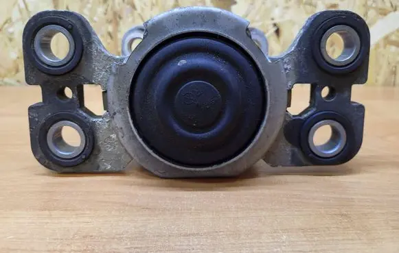 Volvo S80 Engine mount bracket