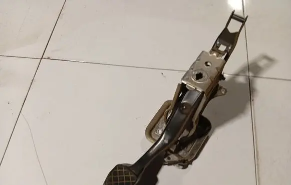 Volkswagen PASSAT B6 Clutch pedal 1K1721057AD