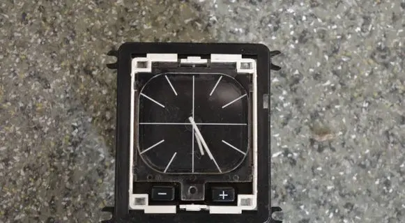 BMW 3 E30 Clock 1376903