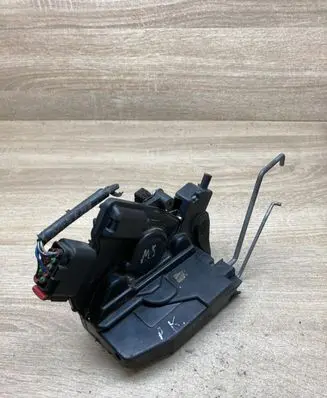 Mazda 5 Front door lock 