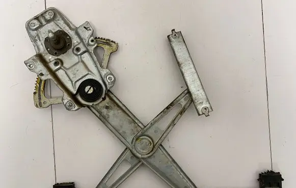 Toyota Yaris Front door manual window regulator 