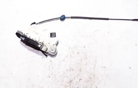 Volkswagen Scirocco Front door lock 5N1837015A
