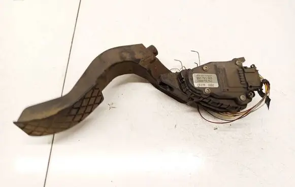Audi A4 S4 B5 8D Accelerator throttle pedal 8d1721523