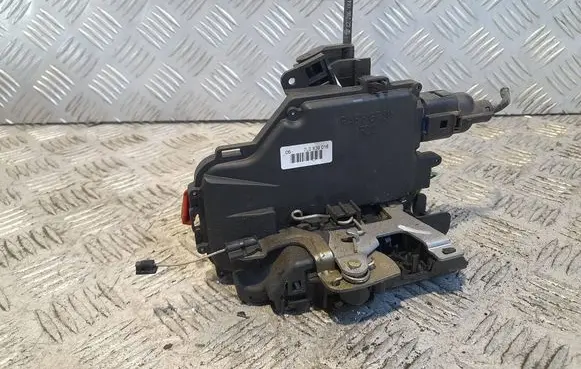 Volkswagen Golf V Rear door lock 7L0839016