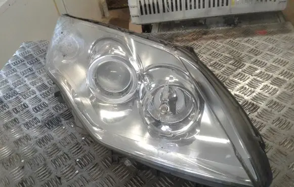 Renault Laguna III Headlight/headlamp 260100032R