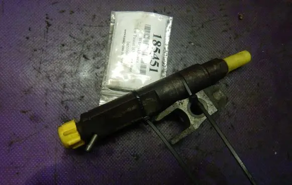 Volkswagen PASSAT B5 Fuel injector 028130201G