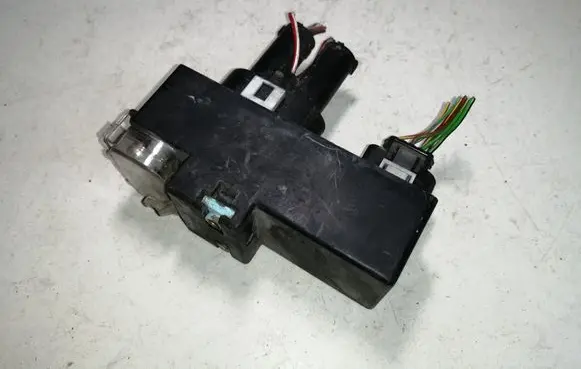 Volkswagen PASSAT B4 Coolant fan relay 357919506A