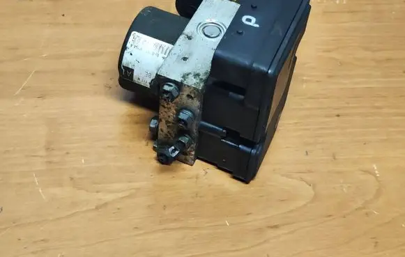 Skoda Octavia Mk2 (1Z) ABS Pump 1K0907379P 00009496E5 10097003153