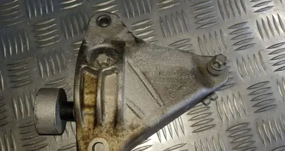 BMW 5 F10 F11 Engine mounting bracket 6777605