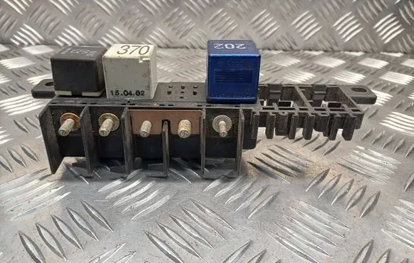 Volkswagen PASSAT B5.5 Relay mounting block 8L0941822A 896083000
