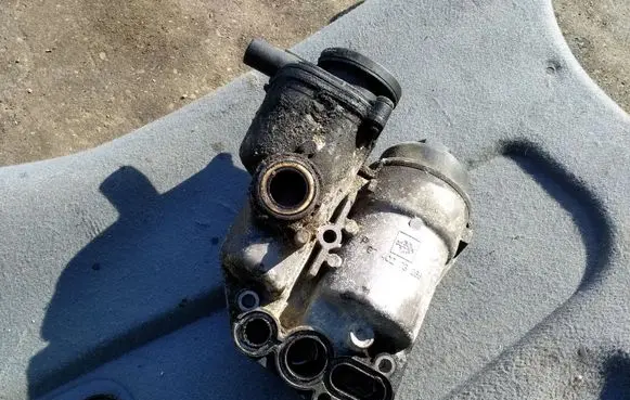 Volvo V70 Oil filter cover 6740273266