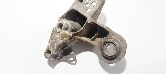 Volkswagen PASSAT B5.5 Engine mounting bracket 8e0199351