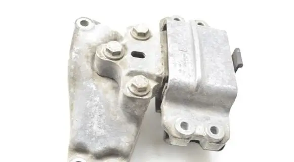 Volkswagen Tiguan Engine mounting bracket 3C0199117J