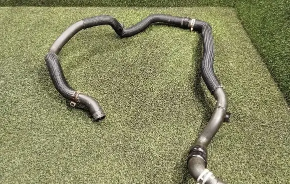 Opel Vivaro Engine coolant pipe/hose 924106084R