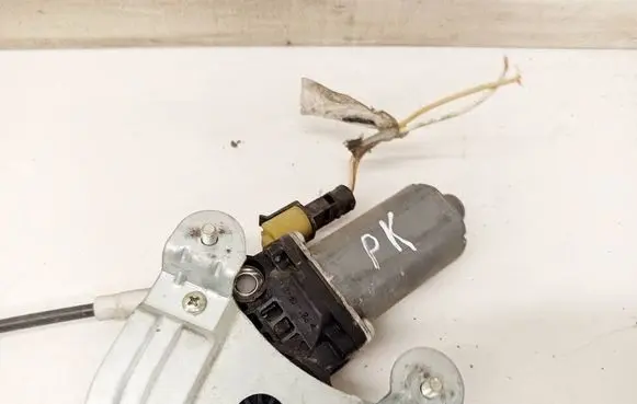 Renault Megane I Front door window regulator motor 0130821720