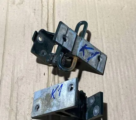 Audi A8 S8 D2 4D Front door lower hinge 4D0831411D