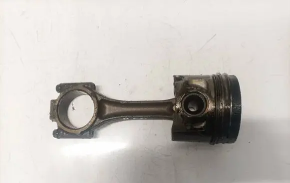 Volkswagen Golf IV Piston with connecting rod