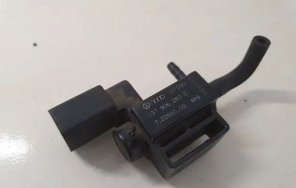 Volkswagen Touran I Turbo solenoid valve 037906283C