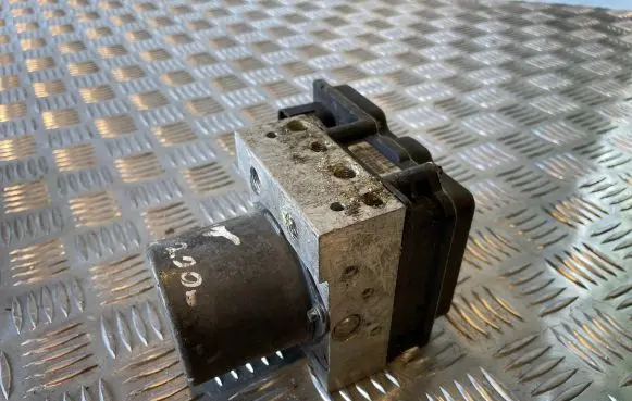BMW 5 E39 ABS Pump 6769703 6769725