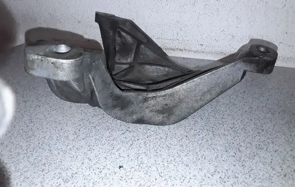 BMW 5 E39 Engine mounting bracket 22111096080 1096080