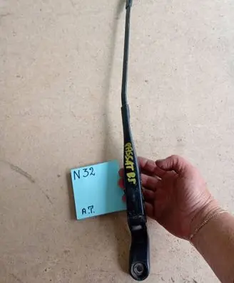 Volkswagen PASSAT B5 Front wiper blade arm 98956565
