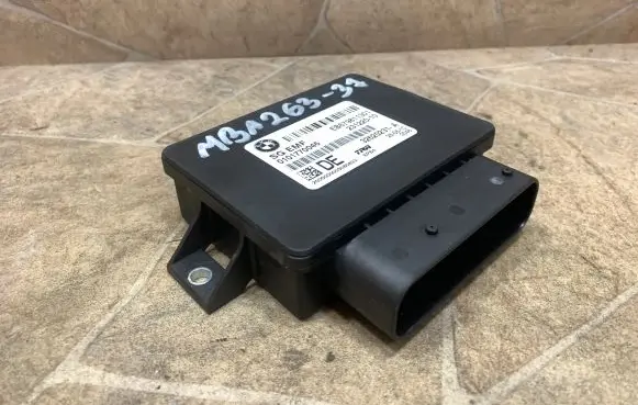 BMW 5 F10 F11 Rear brake EMF control unit/module 679811301