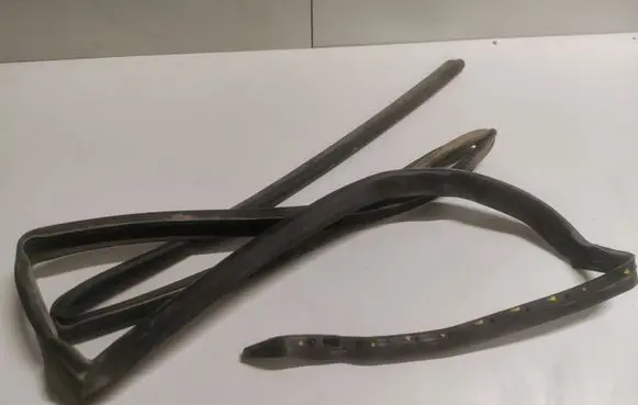 Front door rubber seal