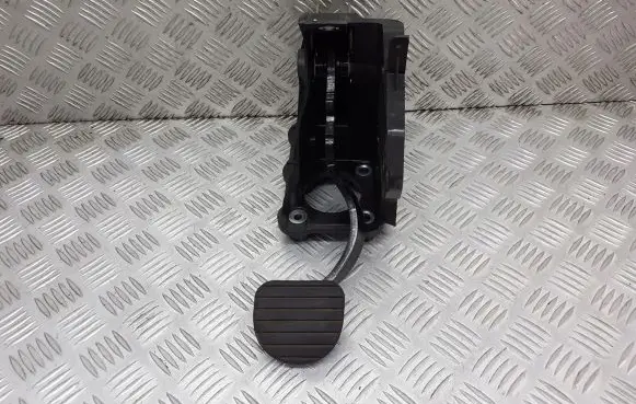 Renault Laguna III Clutch pedal 465010003R