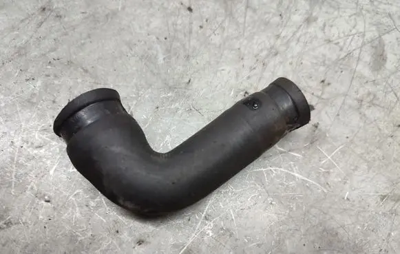 Volkswagen PASSAT B5 Engine coolant pipe/hose 048121063
