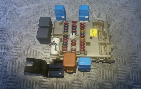 Nissan Primera Fuse box set 24350av700 0130021