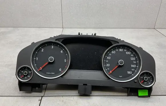 Volkswagen Touareg II Speedometer (instrument cluster) 7P6920982S