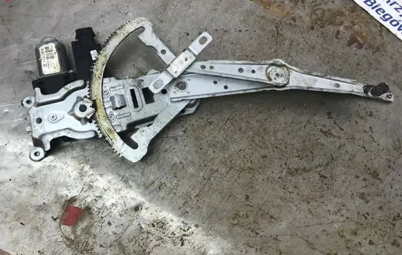 Opel Corsa C Front door electric window regulator 13173074