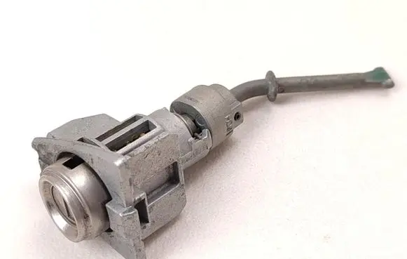 Hyundai ix35 Front door lock (next to the handle) 383652