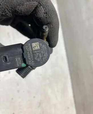 Skoda Octavia Mk3 (5E) Fuel injector 04L130277BF