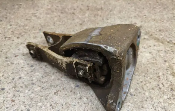 Volvo XC90 Engine mount bracket 31339953 31401144 31330592