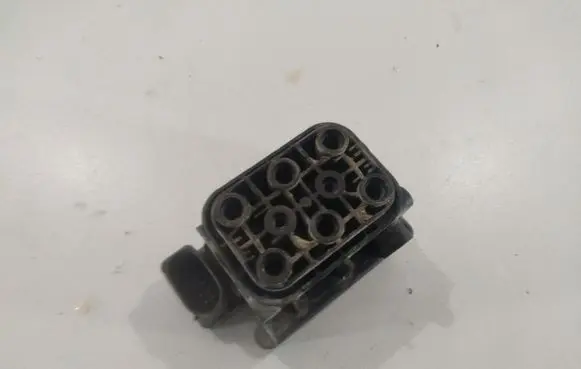 Audi A6 S6 C6 4F Air suspension valve block 4F0616013