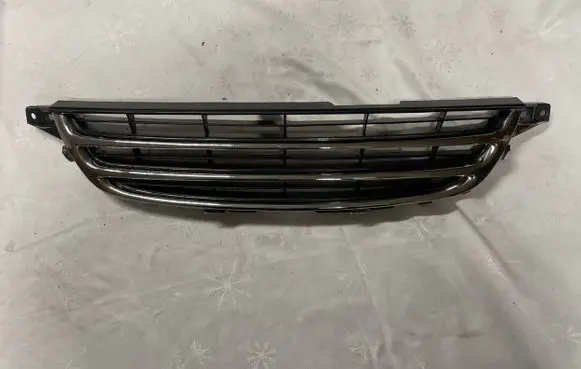 Toyota Avensis T220 Front bumper upper radiator grill