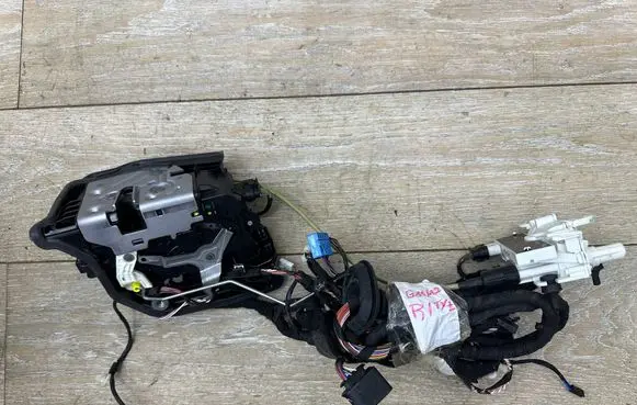 BMW 7 G11 G12 Front door soft close latching motor 2581896 A046465 18283810